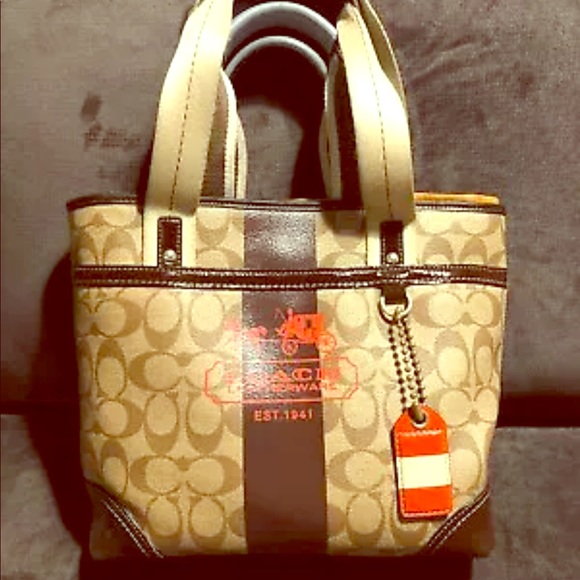 Coach 2 In 1 Handbag, includes a Coach organizer!! - Picture 2 of 8